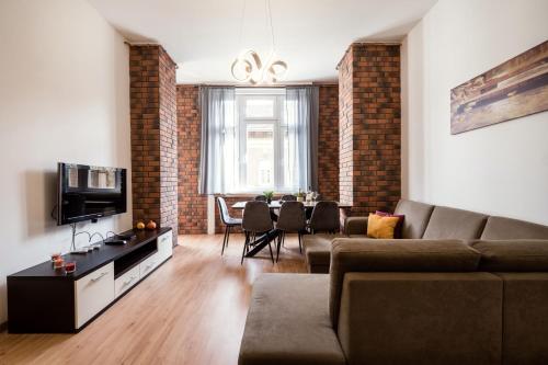 Jacuzzi and privacy with 2 balconies and FREE garage