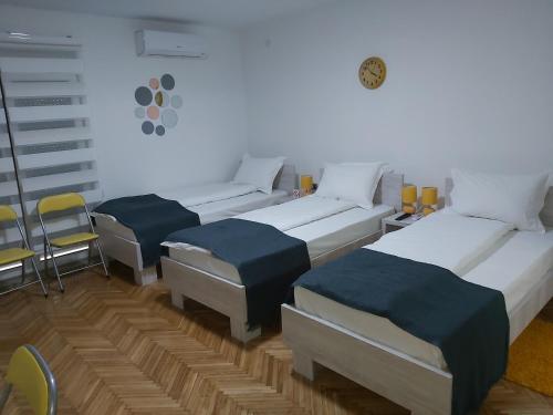En eller flere senge i et værelse på Sobe_mis