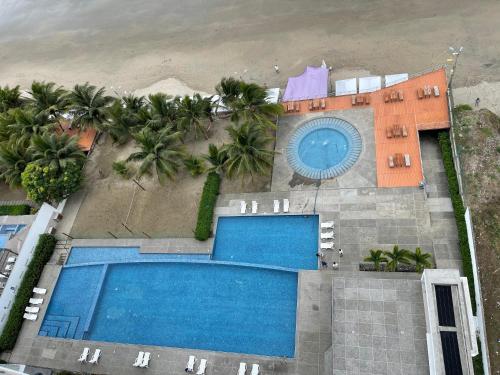 an overhead view of a swimming pool at a resort at Departamentos frente al mar in Tonsupa
