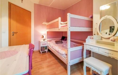 Двох'ярусне ліжко або двоярусні ліжка в номері 2 Bedroom Awesome Apartment In Winseler