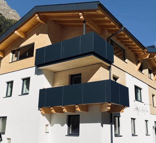 a balcony on the side of a building at Augl‘s Hof in Ischgl