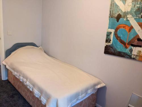 Nice entire 2 Bedroom Apt in City Centre, free parking, Wifi, Netflix