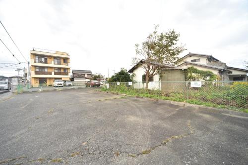 an empty parking lot in a residential neighborhood at ホテルノマド日立 in Hitachi