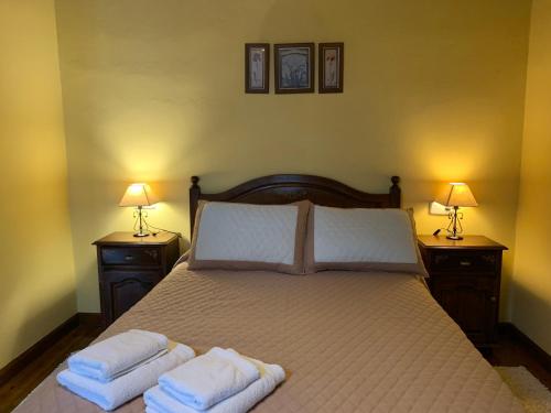 メスタス・デ・コンにあるCasa La Huertaのベッドルーム1室(ベッド1台、タオル2枚付)
