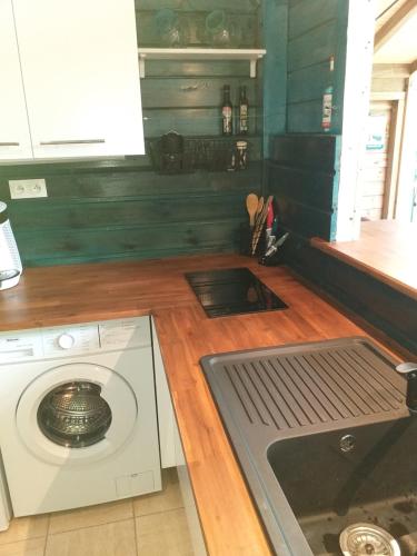 a kitchen with a washing machine and a counter at Kaz'bouchons in Saint-François