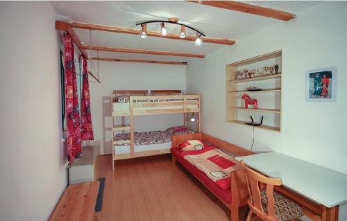 Mały pokój z łóżkiem piętrowym i stołem w obiekcie Františkov 25 w Rokitnicach nad Izerą