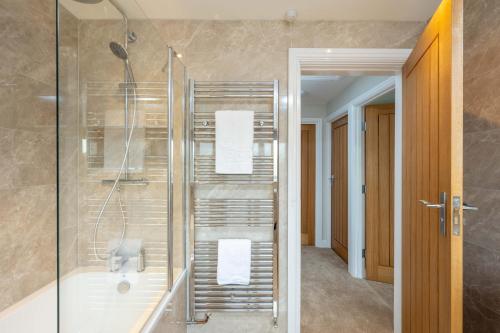 Ванна кімната в The Oaklands - Luxury spacious 6-bed, near Solihull, Birmingham City, JLR, NEC, Airport, Resorts World, HS2