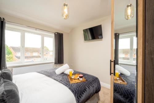 Ліжко або ліжка в номері The Oaklands - Luxury spacious 6-bed, near Solihull, Birmingham City, JLR, NEC, Airport, Resorts World, HS2