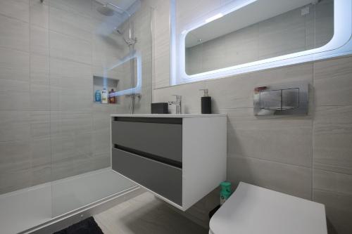 uma casa de banho com um lavatório, um WC e um espelho. em Crewe Short Lets 1 Victoria Court, Crewe em Crewe