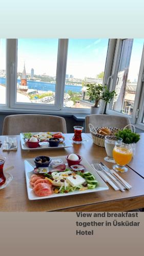 una mesa con dos platos de comida encima en ÜSKÜDAR OTEL en Estambul