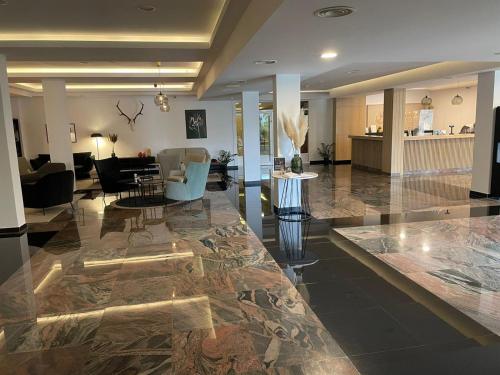 una hall con soggiorno e sala da pranzo di Apartman DreamHome a Vrnjačka Banja