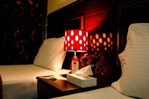 Katil atau katil-katil dalam bilik di Karoon Hotel