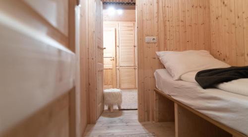Säng eller sängar i ett rum på Romantisches Berg-Chalet