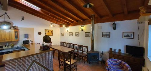 eine Küche und ein Esszimmer mit einem Tisch und Stühlen in der Unterkunft Algarabiastayingcristeta in Medina de Pomar