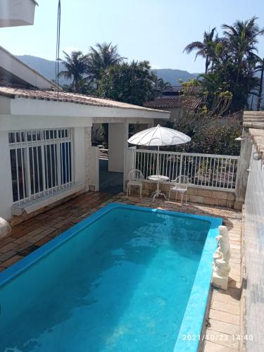 a swimming pool in the backyard of a house at Casa 30 metros da praia com wifi e garagem 6 carros in Praia Grande