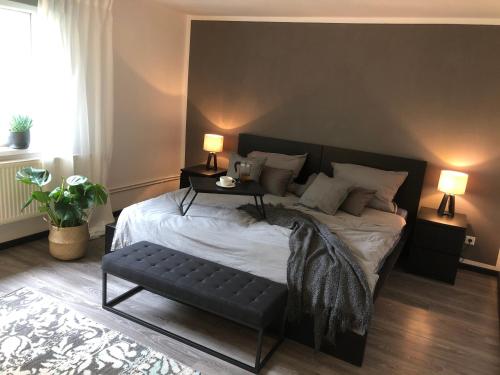 מיטה או מיטות בחדר ב-Wesermarsch, Apartment mit zwei Schlafzimmern, Gästehaus, Stedinger Landhotel