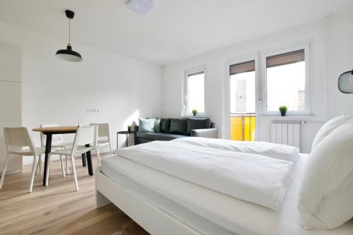 Postel nebo postele na pokoji v ubytování Standard Apartment by Hi5 - Dessewffy 37 suites
