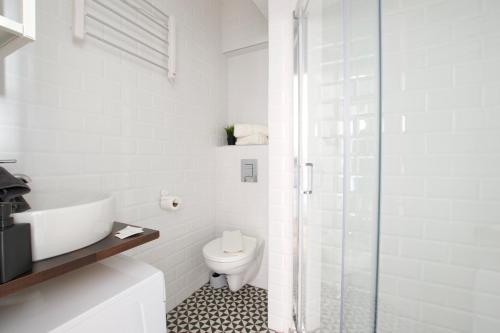 Koupelna v ubytování Standard Apartment by Hi5 - Dessewffy 37 suites