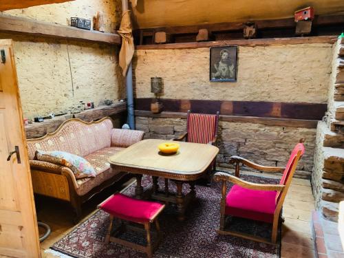 KleinsteinbachLandhaus - Villa Nisa 1895的带桌椅和沙发的客厅