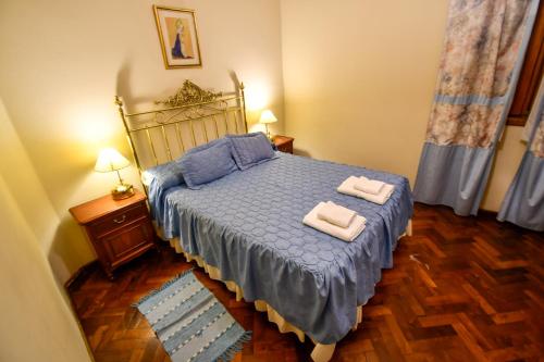 1 dormitorio con 1 cama con 2 toallas en Hostal El Cerrito en Salta