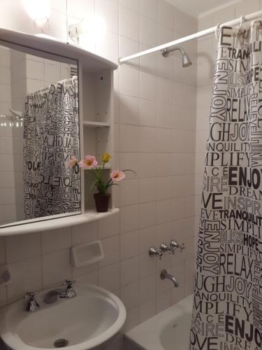a white bathroom with a sink and a mirror at Barracas 3 ambientes in Buenos Aires