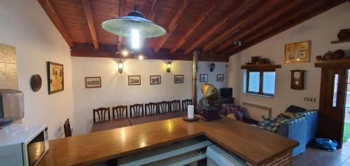eine Küche mit einer hölzernen Arbeitsplatte in einem Zimmer in der Unterkunft Algarabiastayingcristeta in Medina de Pomar