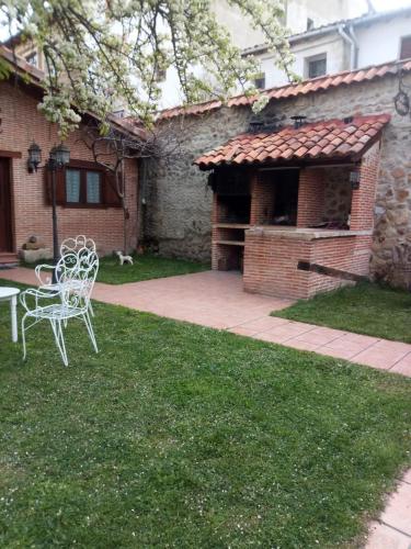 eine Terrasse mit einem Tisch und einem Stuhl im Hof in der Unterkunft Algarabiastayingcristeta in Medina de Pomar
