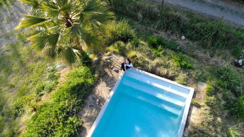 Výhled na bazén z ubytování RetroDOMOS nebo okolí