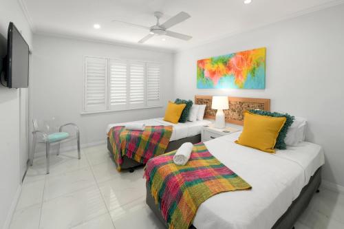 Ένα ή περισσότερα κρεβάτια σε δωμάτιο στο Coral Horizons by Elysium Collection