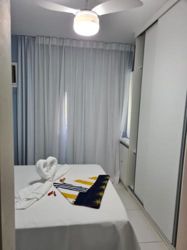 a room with a bed and a mirror at SUMMER HOUSE GENIPABU in Guarajuba