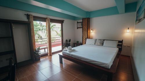 Un pat sau paturi într-o cameră la Point 303 Resort