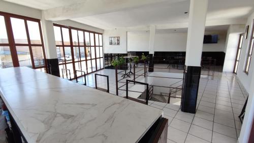 una grande cucina con ripiani e tavoli in marmo di Hotel Maeva a Huichapan
