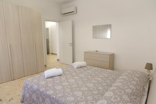 Posteľ alebo postele v izbe v ubytovaní Balcone Giglio (by Vacation Service)