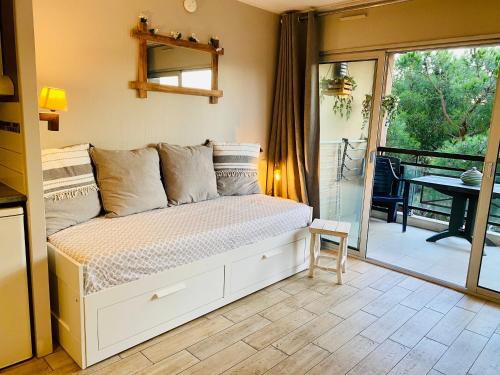 Photo de la galerie de l'établissement Joli cozy appartement, aperçu mer, piscine, gardien, à Cannes