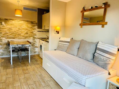 Photo de la galerie de l'établissement Joli cozy appartement, aperçu mer, piscine, gardien, à Cannes