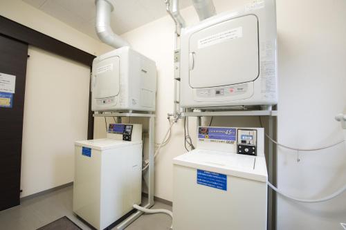 a hospital room with a iv machine and a machine at Super Hotel Shinagawa Aomono-Yokocho in Tokyo