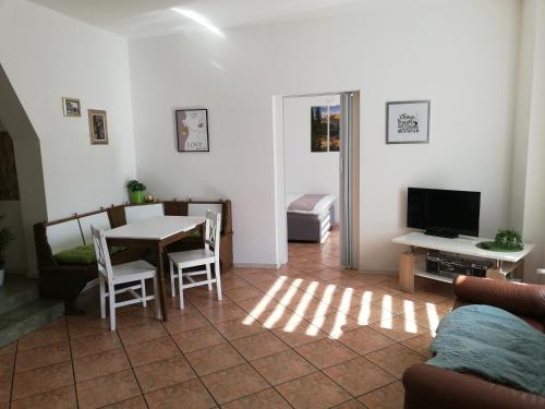 a living room with a table and a television at Bella Patria in Rozwadza