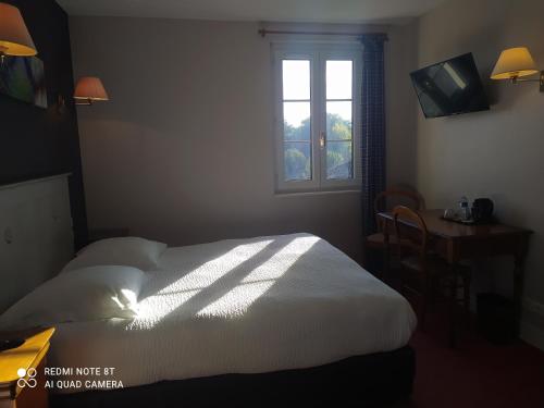 Ένα ή περισσότερα κρεβάτια σε δωμάτιο στο Logis Auberge le centre poitou