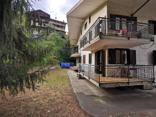 ein Haus mit einem Balkon und einem Hof in der Unterkunft CASA CON VISTA A GRAVERE in Gravere