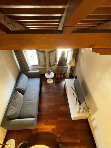 vistas panorámicas a una sala de estar con sofá y mesa en Suite301 by Palazzina300, en Treviso