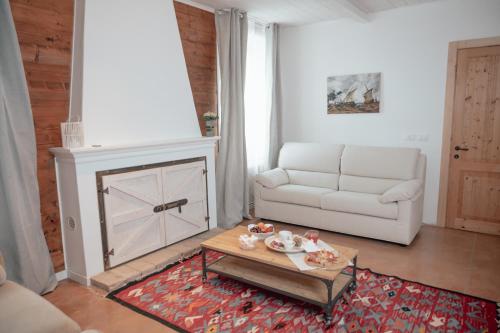 Ducato di Fabriago的住宿－La Quercia In Giardino，客厅配有白色的沙发和桌子