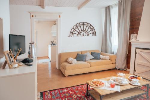 Ducato di Fabriago的住宿－La Quercia In Giardino，客厅配有沙发和桌子