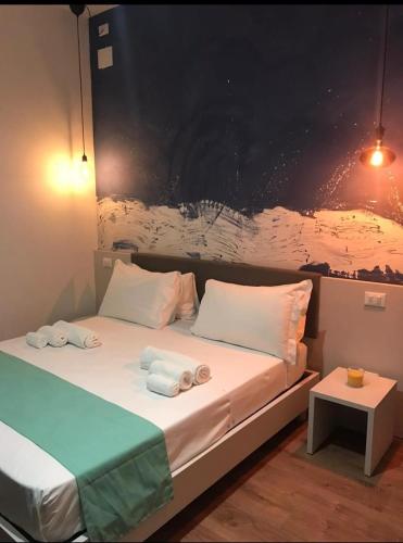 En eller flere senge i et værelse på Sorrento B&D Rooms