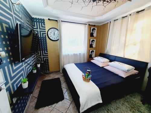 Кровать или кровати в номере Airport Luxury Apartman 42