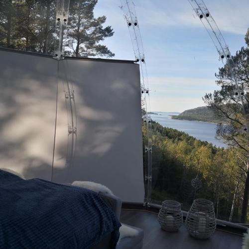 a room with a bed and a view of a lake at Sørfjorden Eye Iglo - Fosen in Husby