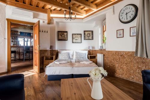 Posteľ alebo postele v izbe v ubytovaní Private Villa with indoor pool