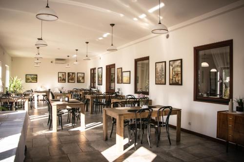 Reštaurácia alebo iné gastronomické zariadenie v ubytovaní Hotel Ach To Tu