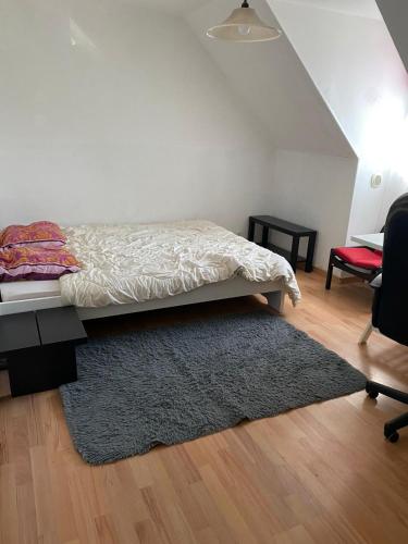 Nandy的住宿－CHAMBRE de LUXE，一间卧室配有一张床和地毯