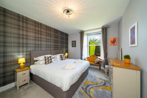 sypialnia z łóżkiem, biurkiem i oknem w obiekcie Cleppie Apartment w mieście Dundee