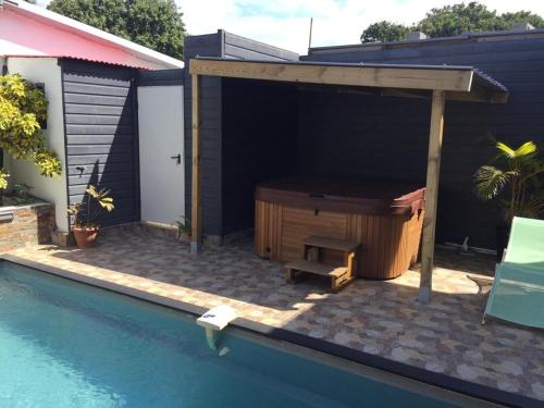 Bazén v ubytování Nicole Résidence avec piscine chauffée & jacuzzi nebo v jeho okolí